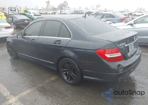 2013 Mercedes-Benz C 250 Sport z USA, uszkodzony, nr VIN WDDGF4HB8DA840737